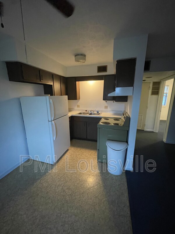 Foto del edificio - 160 W Blue Lick Rd