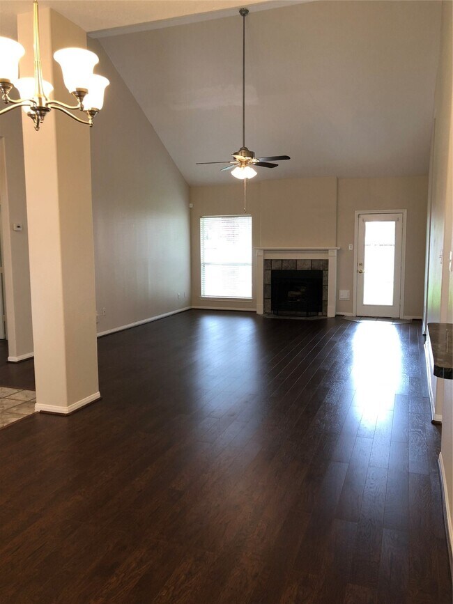 Foto del edificio - 818 Oak Lodge Ct