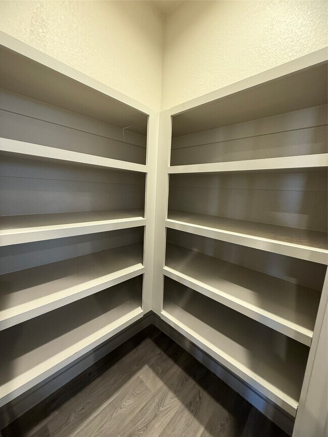 Foto del edificio - 12810 Harlesden Ln