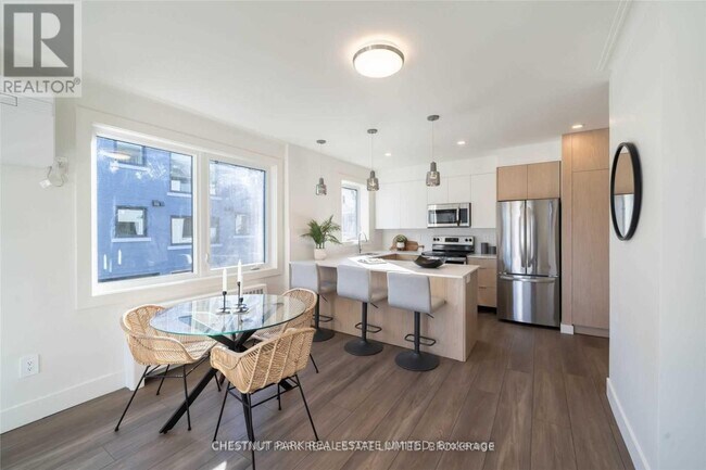 Photo du bâtiment - 1484-1484 Avenue Rd