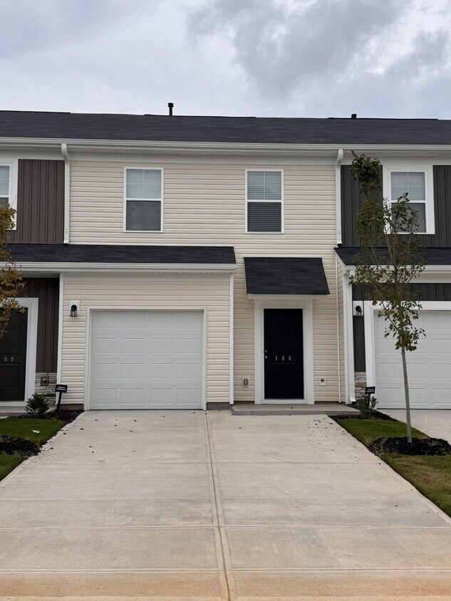 Foto principal - Modern 3-Bed Townhome in Greer — Stylish D...