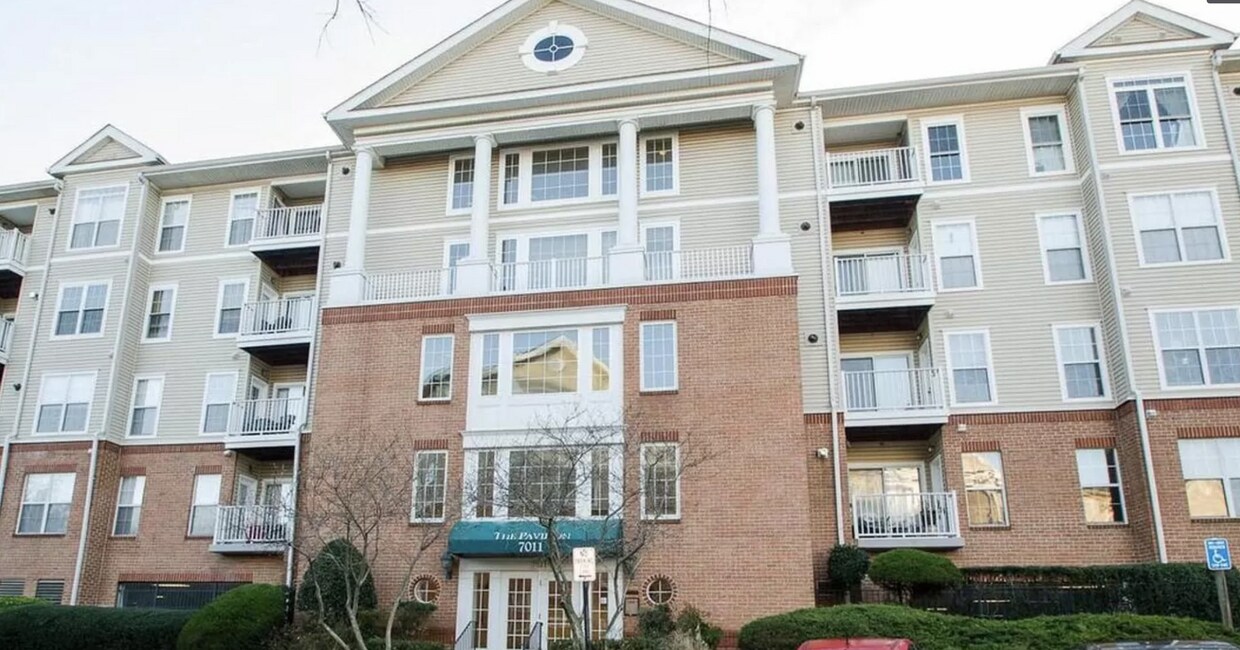 Foto principal - 7011 Falls Reach Dr