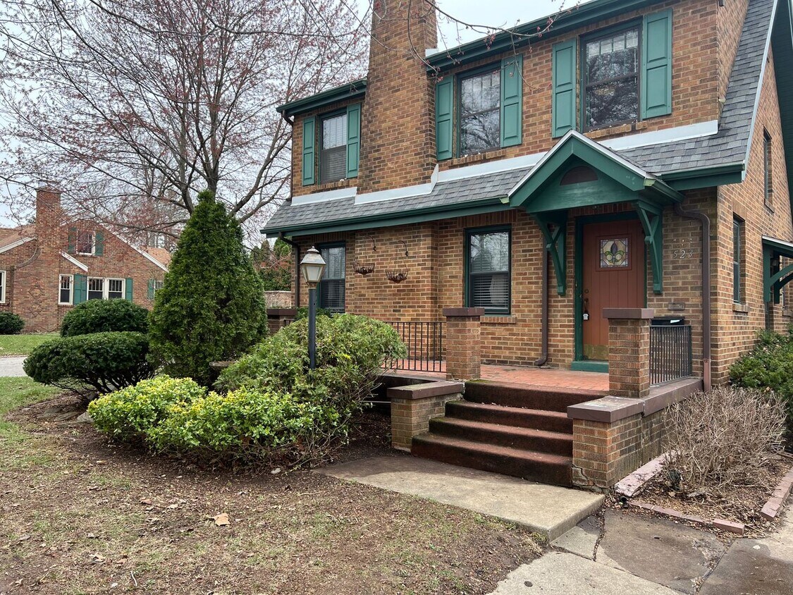 Foto principal - Beautiful 3 bedroom home in desirable neig...