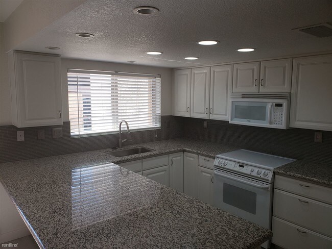 Foto del edificio - 3 br, 2.5 bath  - 4902 N 74th St End unit