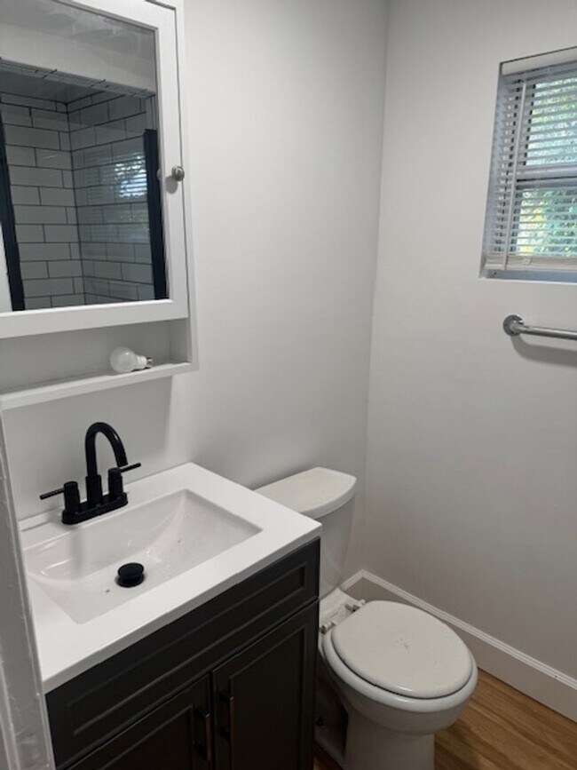 Foto del edificio - Recently Renovated 1/1 Cozy cottage with water included**