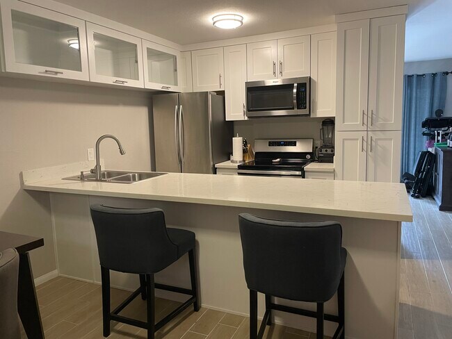 Cocina con encimera grande, lavavajillas, frigorífico/congelador, horno, placa de cocina, microondas. - 5051 La Jolla Blvd