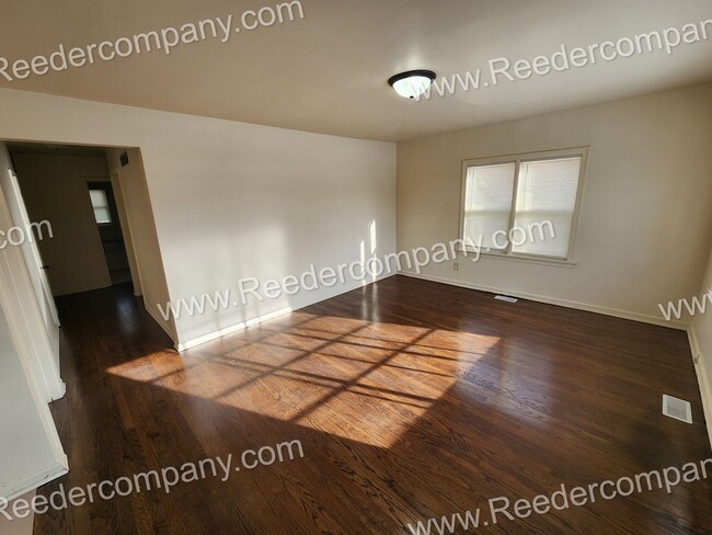 Foto del edificio - Spacious 3 bedroom 2 bathroom