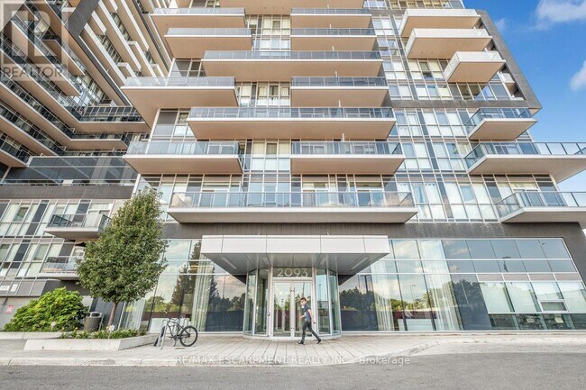 Building Photo - 2093-2093 Fairview St