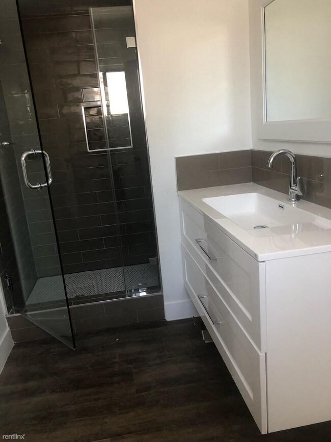 Building Photo - 3 br, 2 bath  - 1339 N Hobart Blvd 6