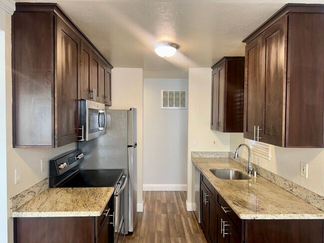 Foto del edificio - Gorgeous Lower End Unit with Inside Laundry Available Now!