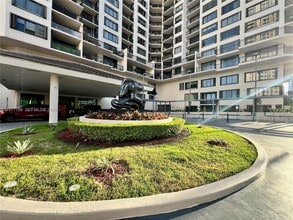 Building Photo - 540 Brickell Key Dr