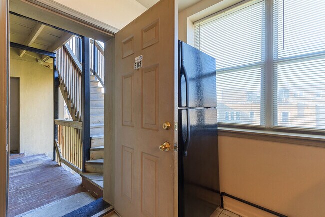 Foto del edificio - 4024 W Division St