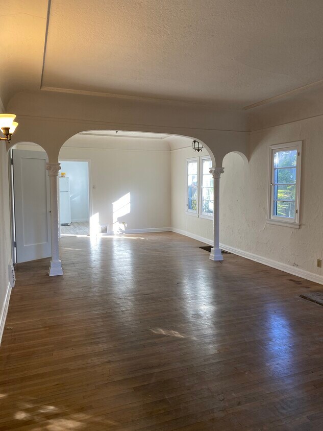 Primary Photo - 1040 S Orange Dr