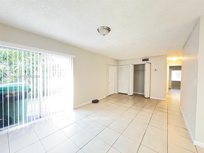 Foto del edificio - 2221 NW 59th Ave