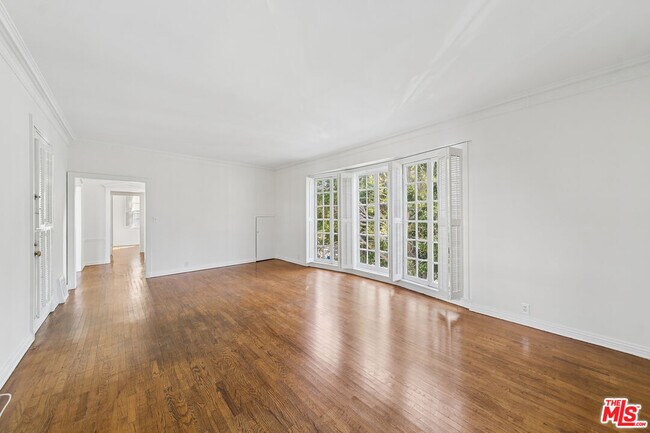 Foto del edificio - 1284 S Beverly Glen Blvd