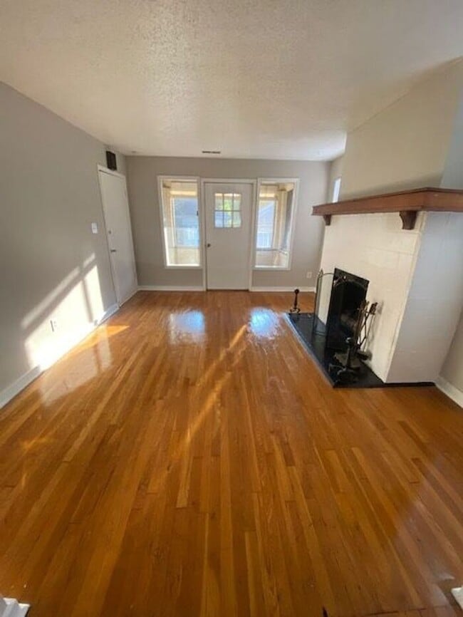 Building Photo - Large 1,000 sq. ft One Bedroom