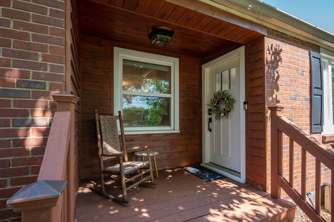 Photo - 582 Whispering Hills Dr House