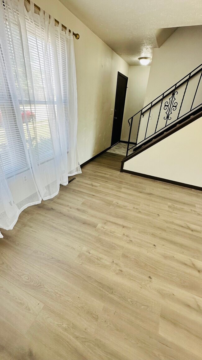 Building Photo - 2611 W 60th St