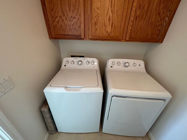 Building Photo - 2640 E Silversmith Trail