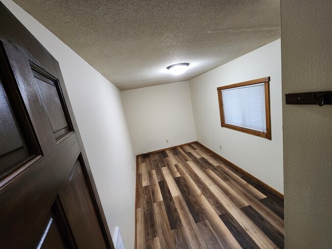 Building Photo - 1703 6th St E