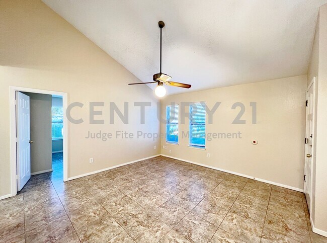 Foto del edificio - Adorable 2/1.5 Duplex in Weatherford For Rent!