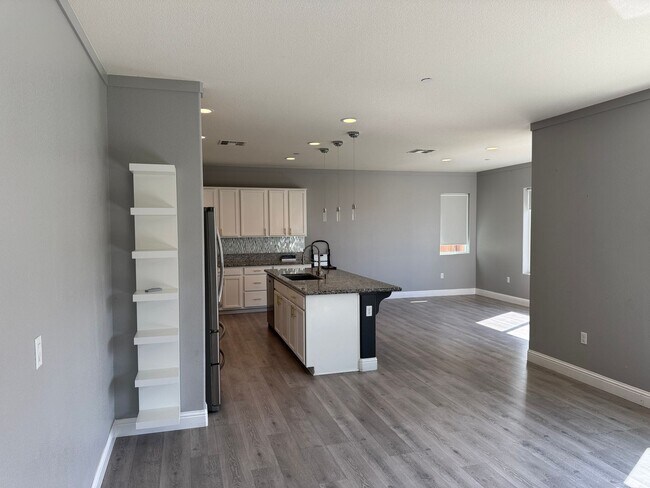 Foto del edificio - NOW AVAILABLE!! BEAUTIFUL HOME IN GATED COMMUNITY OF PATTERSON