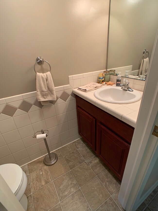 Medio baño en la planta baja - 140 Sand Ct