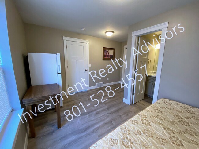 Building Photo - 263-265 S Poplar Ct-B