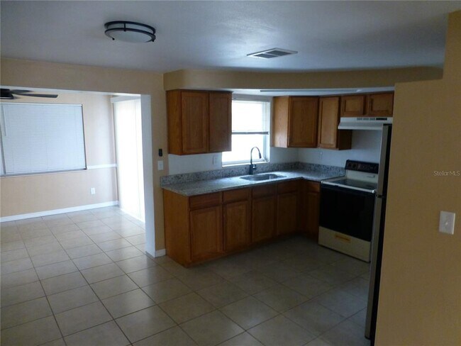 Building Photo - 3319 Silver Hill Dr