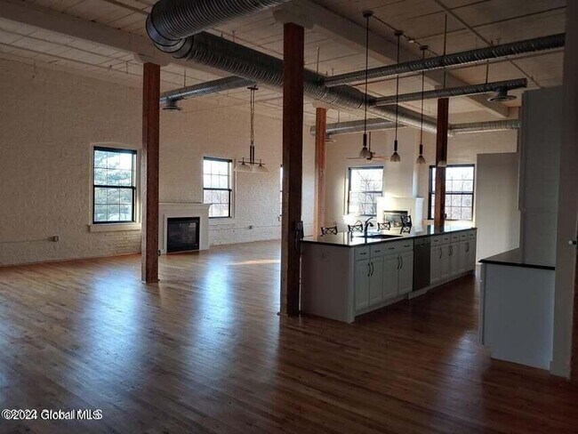 Building Photo - 387 3rd Ave