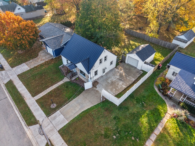 Building Photo - 504 W 1st St