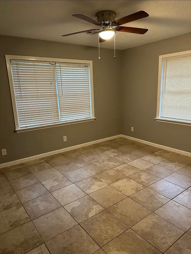 Building Photo - 611 N Shady Ln