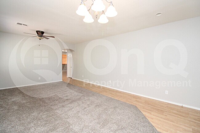 Foto del edificio - 1467 E Chestnut Ln