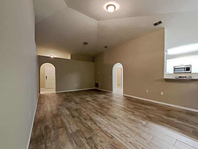 Building Photo - 4716 Four Lakes Dr