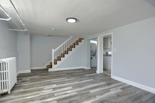 Building Photo - 1323 N Kenwood Ave