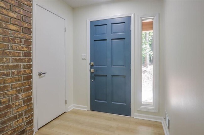 Building Photo - 765 Spring Valley Dr