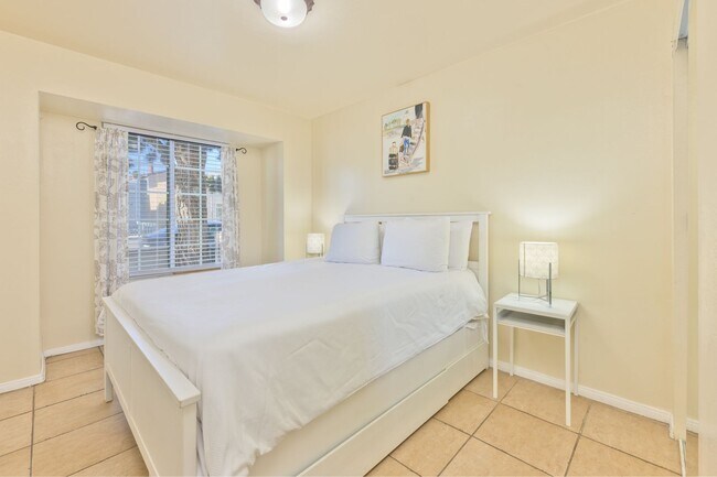 Foto del edificio - 9-MONTH FURNISHED WINTER RENTAL MID SEPT 2026 THROUGH MID JUNE 2027 **3-car parking**