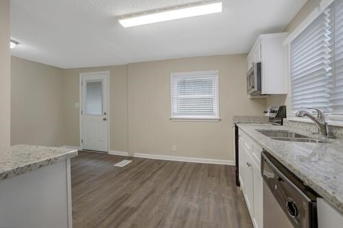 Foto del edificio - 6075 Hillvale Rd
