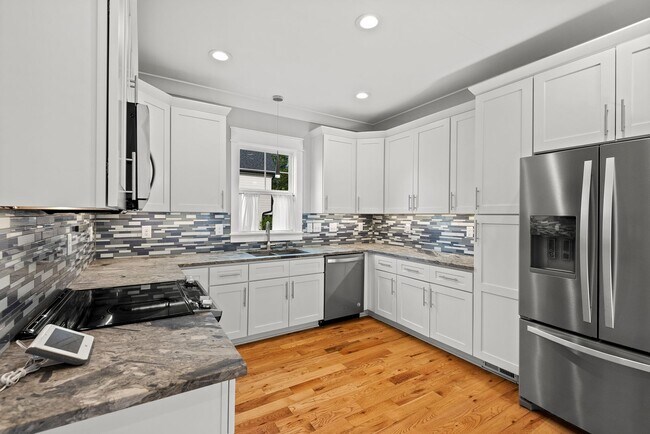 Foto del edificio - Cute Corner 3-bedroom home in Old East Durham