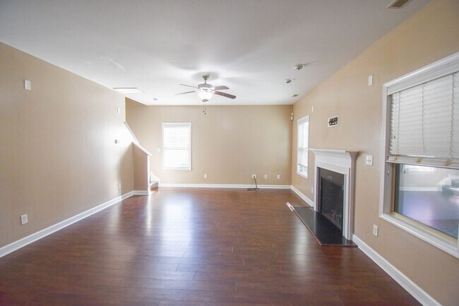 Building Photo - 4 Bedroom 2.5 Bathroom- Pets Okay