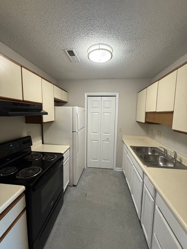Building Photo - Three bedroom, two bath condo in High Point