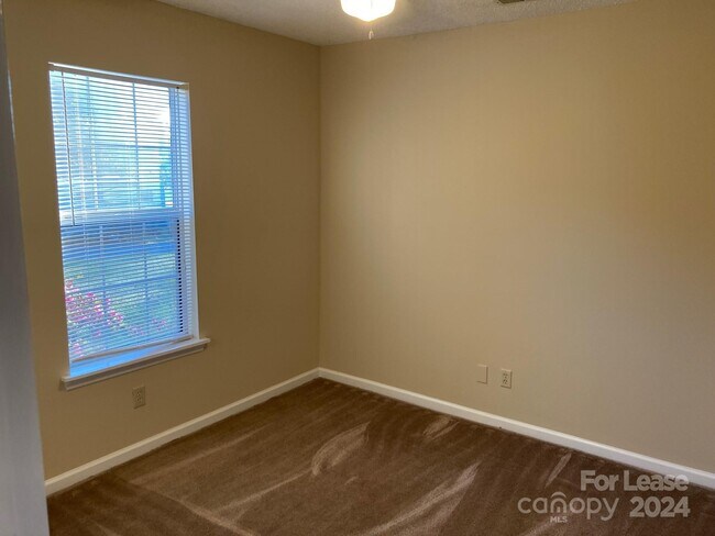 Building Photo - 2755 Nestle Ln
