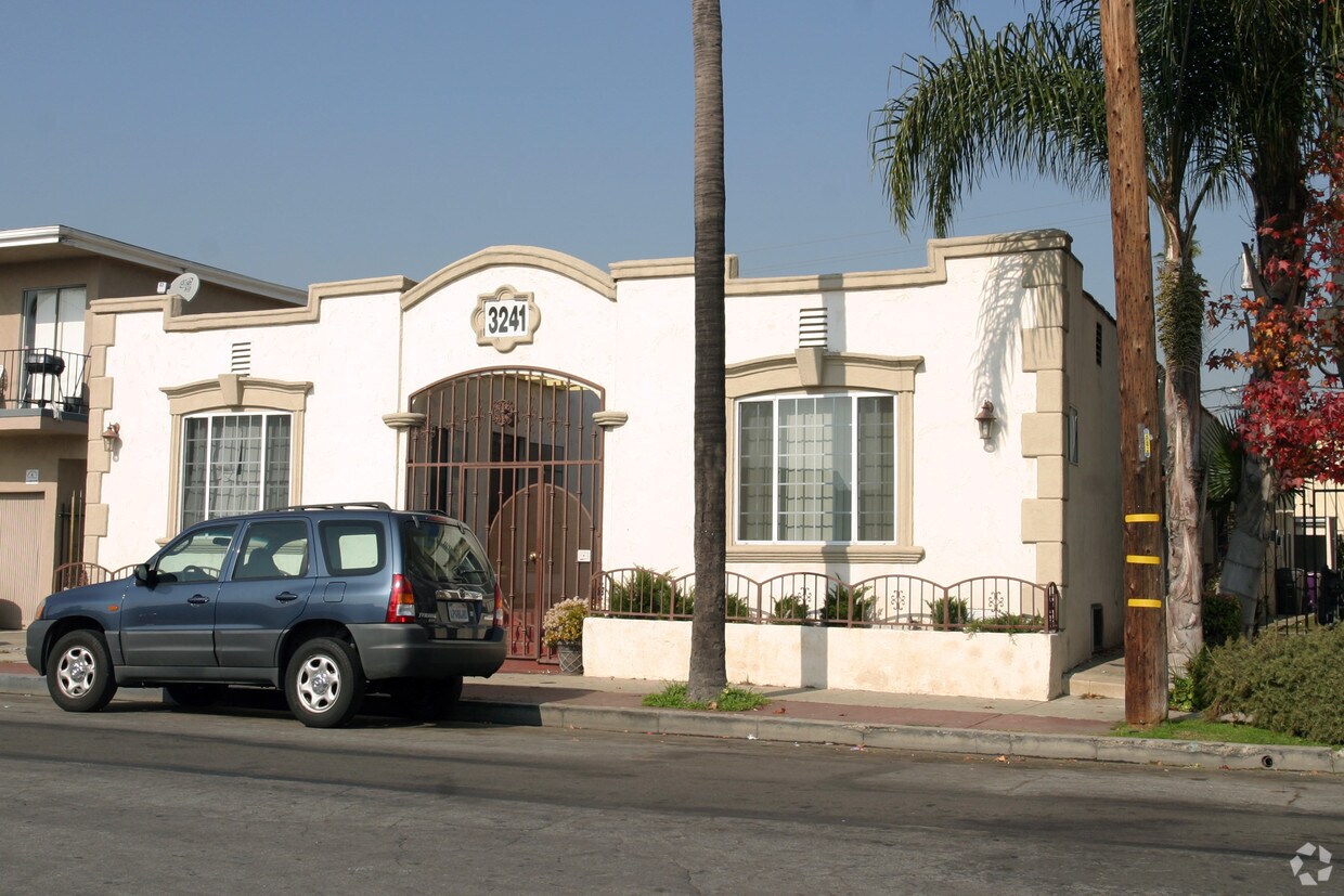 Foto del edificio - 3241 E 15th St
