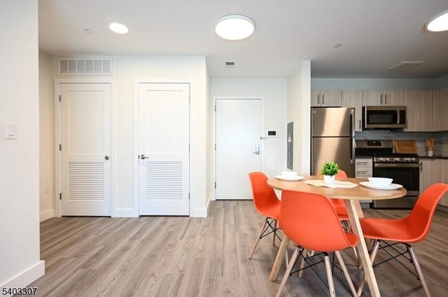 Building Photo - 49 S Day St