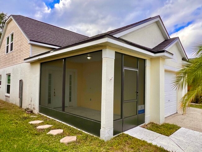 Building Photo - Beautifully Updated 4 bed 2 bath 2 car gar...
