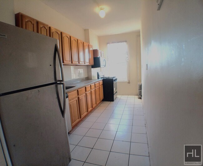 Building Photo - Sunny Three Bedroom on Pitkin Avenue - Bro...