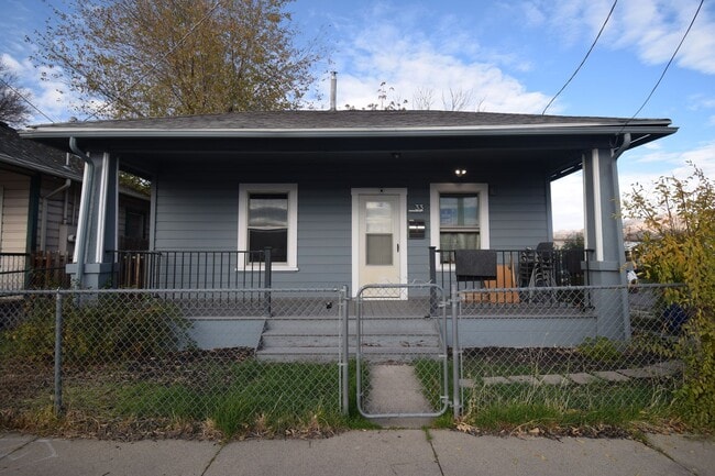 Building Photo - 2 Bed 1 Bath City Hideaway in SLC! Shops, Dining & Transit Nearby!!