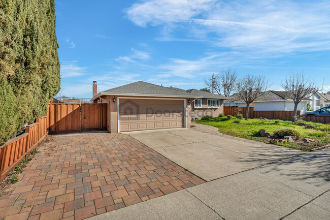 Foto del edificio - 5416 Clovercrest Dr