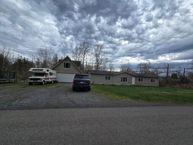 Building Photo - 4 Bedroom 2 bathroom House on 5 acres