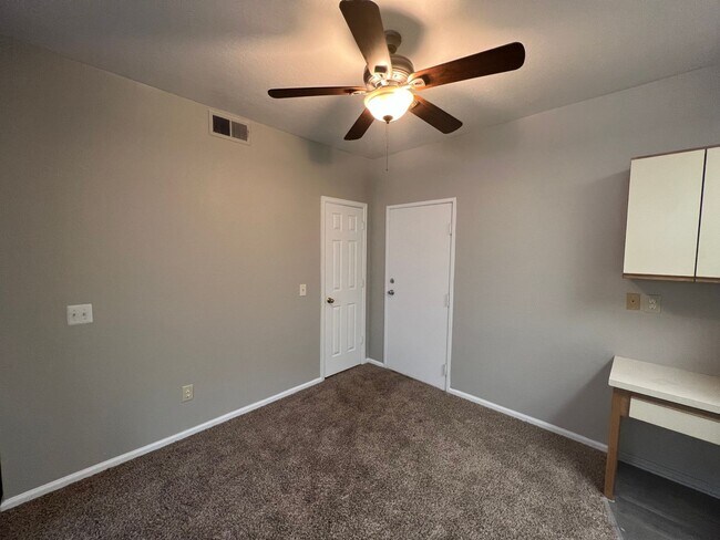 Foto del edificio - 1 Bed 1.5 Bath Townhome in Aurora!